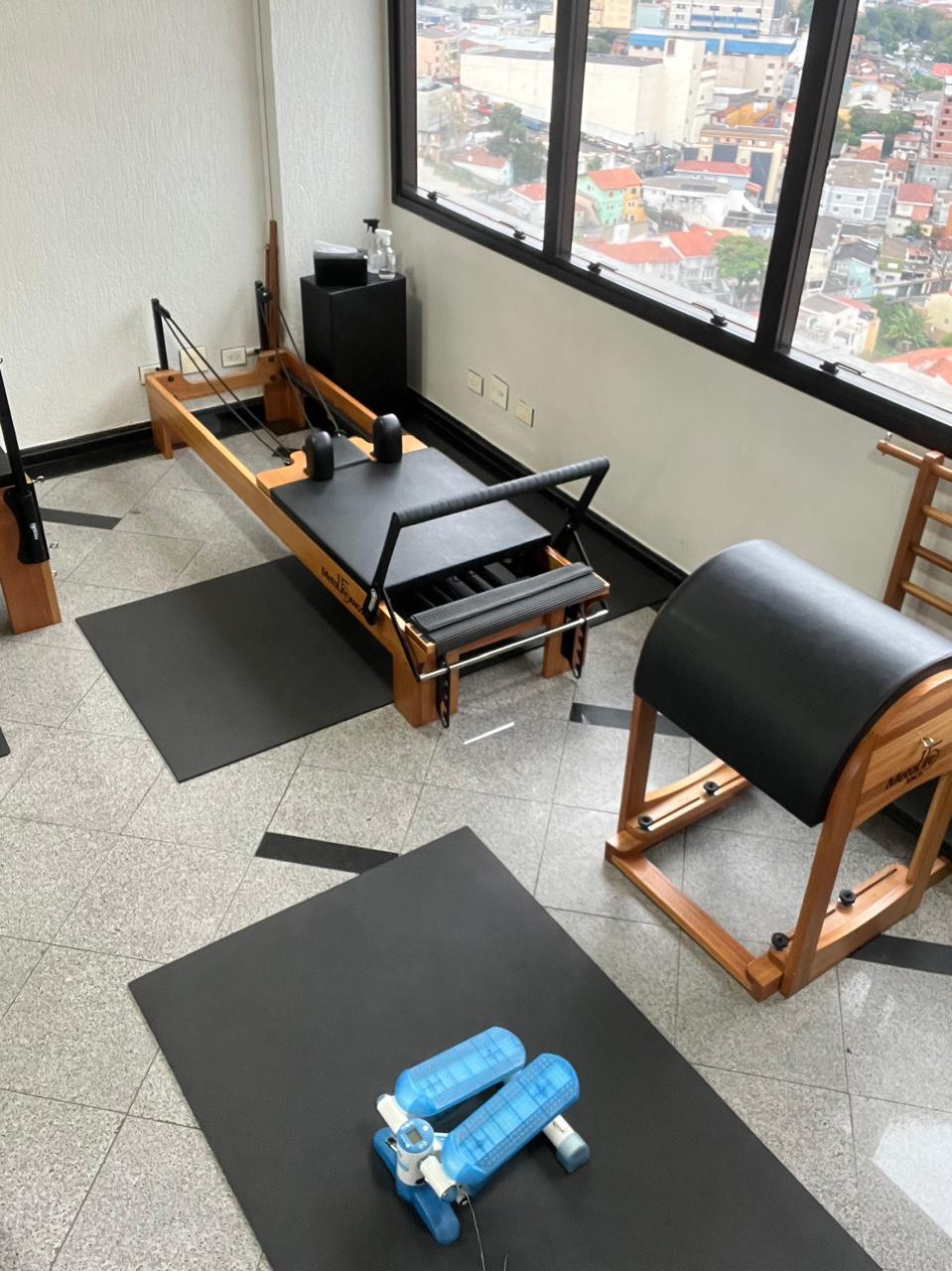 Estúdio de Pilates equipado para reabilitação na Clínica By Life Zona Norte SP